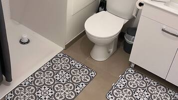 Secador de pelo, toallas, champú y papel higiénico