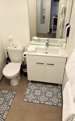 Hårføner, håndklær, sjampo og toalettpapir