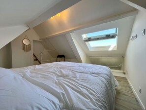 2 soverom, strykejern/-brett, reiseseng for barn og wi-fi