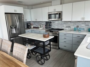 Réfrigérateur, four à micro-ondes, un four, surface de cuisson