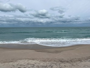 En la playa, camastros y toallas de playa