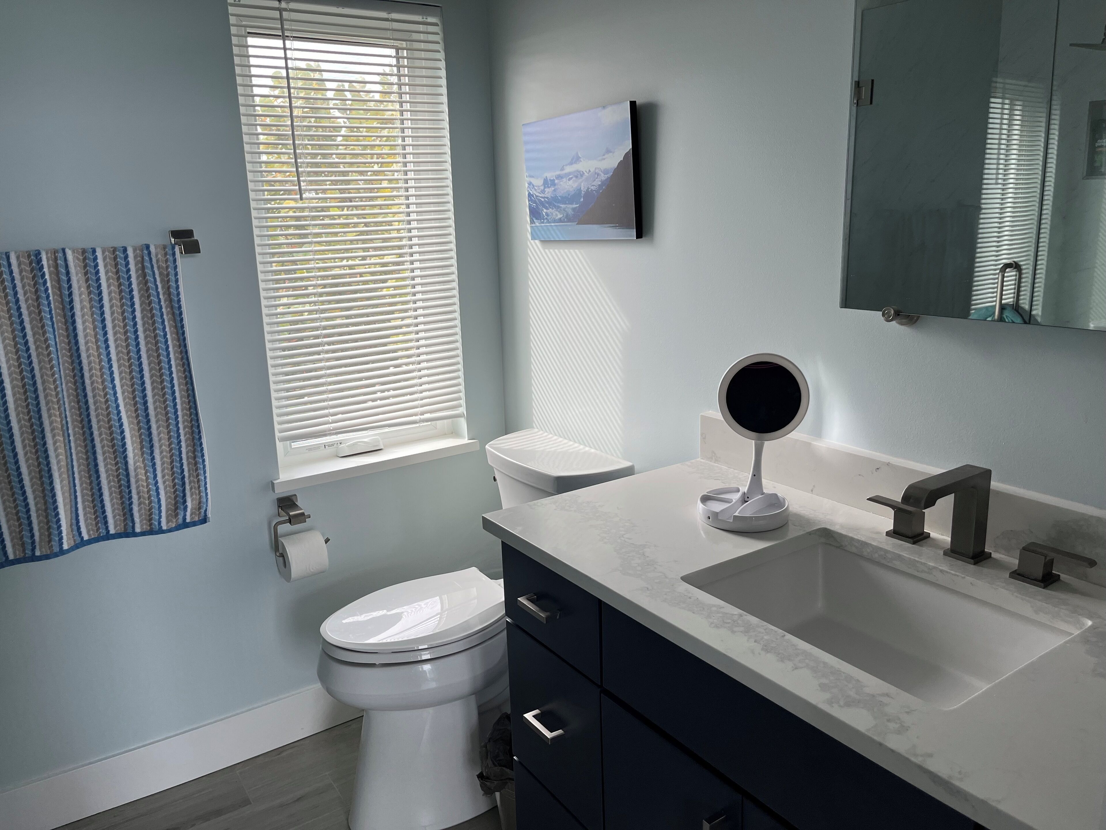 Ein modernes Badezimmer mit Toilette, Waschbecken und Waschtisch.