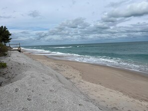 Sur la plage, chaise longue, serviettes de plage