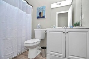Eco-friendly toiletries, hair dryer, towels, soap - Cozy 3-bedroom villa in the heart of Charlotte!! Free WIFI & Private Parking (Charlotte)