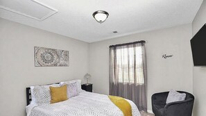 3 bedrooms, iron/ironing board, free WiFi, bed sheets - Cozy 3-bedroom villa in the heart of Charlotte!! Free WIFI & Private Parking (Charlotte)