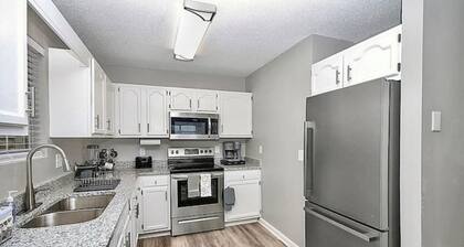Cozy 3-bedroom villa in the heart of Charlotte!! Free WIFI & Private Parking