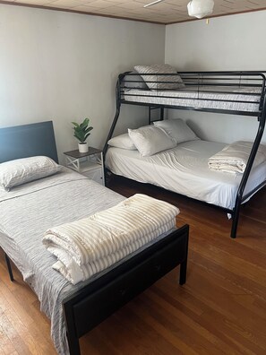 3 bedrooms, iron/ironing board, free WiFi, bed sheets - The Cottage is a charming 3-bedroom house in Jamesville…minutes to Syracuse! (Jamesville)