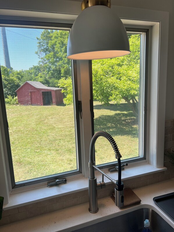 Interior - The Cottage is a charming 3-bedroom house in Jamesville…minutes to Syracuse! (Jamesville)