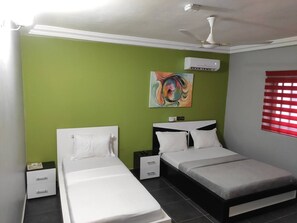 Room, 1 Bedroom, Balcony, Garden View - Room-deluxe Twin Beds in Royal Blue Gues (Lomé)