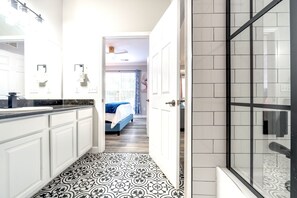 Douche, séchoir à cheveux, serviettes fournies, papier de toilette