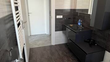 Hårtork, bidé, handdukar och tvål