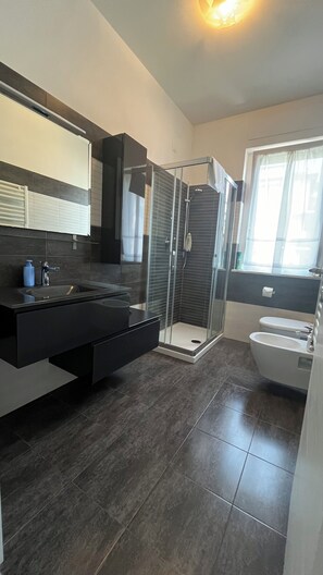 Hårføner, bidé, håndklær og såpe