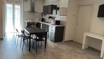 Kylskåp, mikrovågsugn, ugn och spishäll