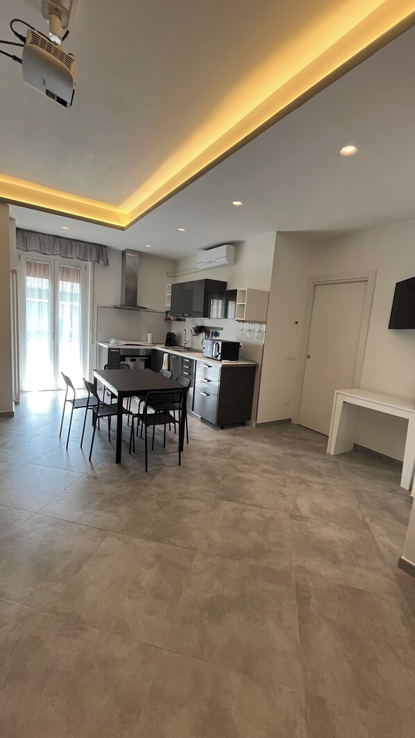 Een koelkast, een microgolfoven, een oven, een kookplaat