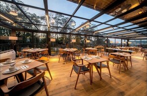 Dining - Hotel Laghetto Château Collection - Sofisticação com imersão a Natureza (Jardim Bela Vista Gramado)