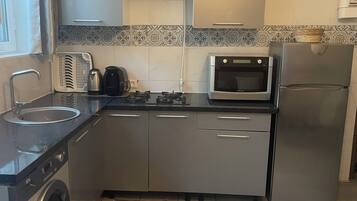 Refrigerador, microondas, horno y cafetera y tetera