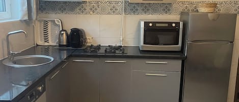 Réfrigérateur, four à micro-ondes, un four, cafetiÚre-théiÚre