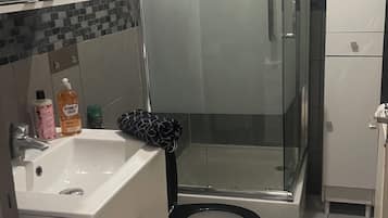 Regadera, secadora de cabello, toallas, jabón