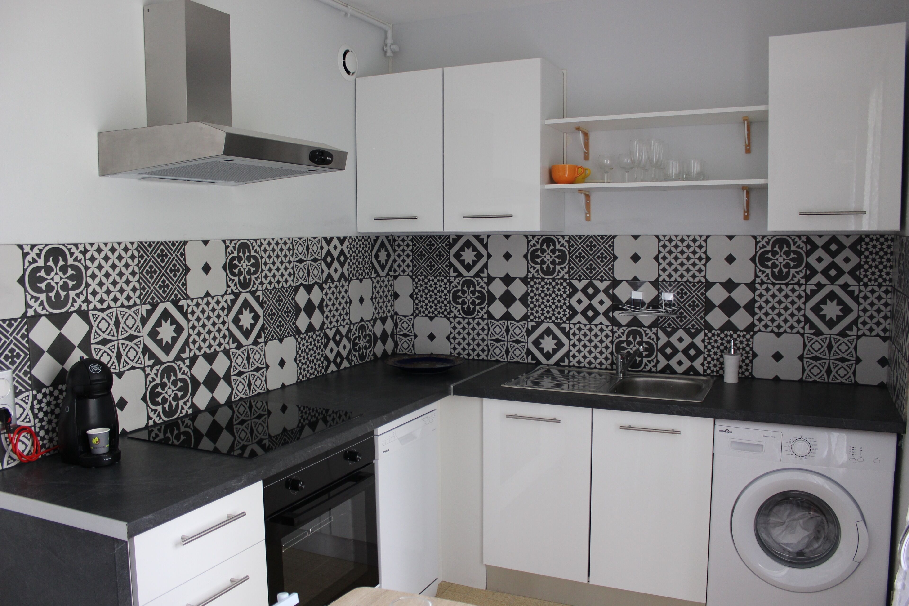 Réfrigérateur, micro-ondes, four, plaque de cuisson