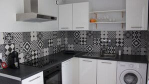 Private kitchen - Charmant Appartement Annecy Avec Vélos et Parking Classé 3 Étoiles (Annecy)