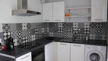 Réfrigérateur, micro-ondes, four, plaque de cuisson