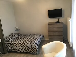 1 sovrum, skrivbord, strykjärn/strykbräda och resesäng