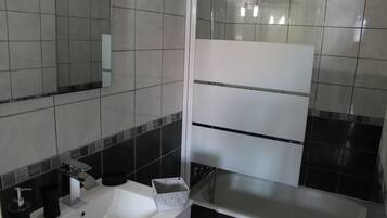 Een haardroger, handdoeken, zeep, shampoo