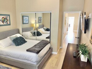 Casa, varias camas, patio, vista parcial al océano (Beauty by the Beach) | 3 habitaciones, decoración personalizada y muebles diferentes