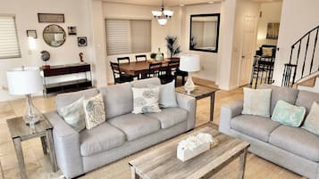 Ferienhaus, Mehrere Betten, Terrasse, eingeschränkter Meerblick (Beauty by the Beach) | Wohnbereich | 42-Zoll-Flachbildfernseher mit Digitalempfang