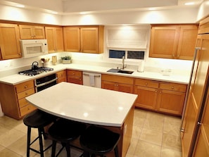 House, Multiple Beds, Patio, Partial Ocean View (Beauty by the Beach) | Private kitchen - Beauty by the Beach Socal Fun! (Long Beach)