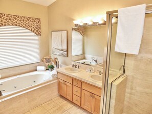 Casa, varias camas, patio, vista parcial al océano (Beauty by the Beach) | Baño | Tina de hidromasaje, secadora de cabello, toallas