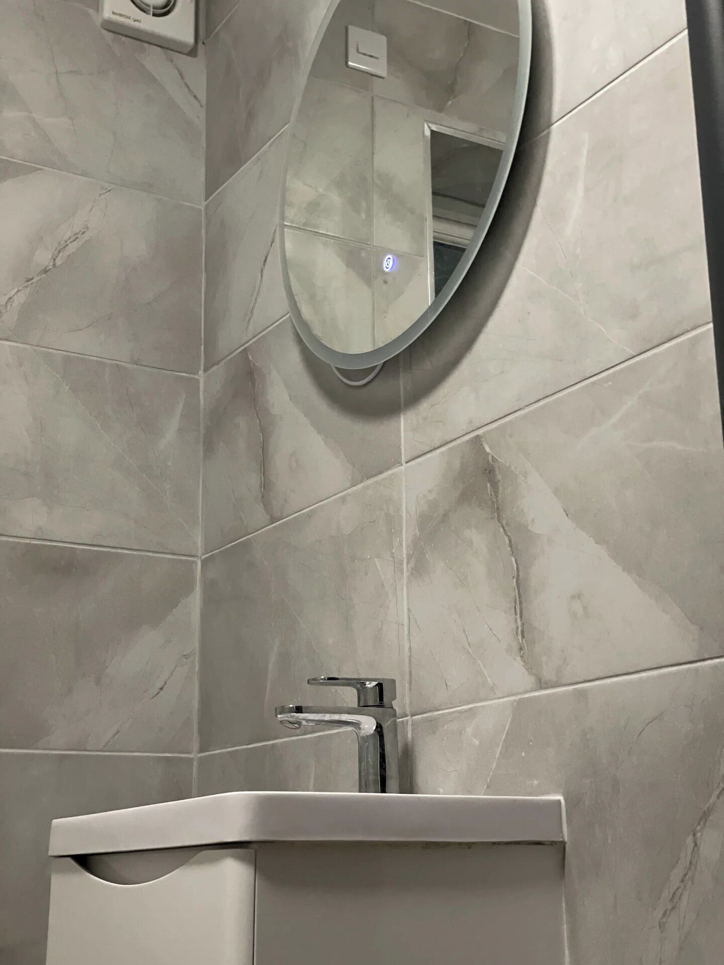 Pyyhkeet, saippua, vessapaperi