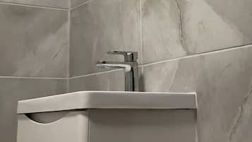 Pyyhkeet, saippua, vessapaperi