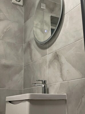 Handtücher, Seife, Toilettenpapier