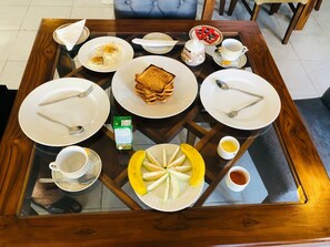 Free daily English breakfast  - Ramlyn Guesthouse & Restaurant  (Negombo)