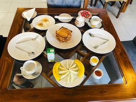 Café da manhã inglês grátis todos os dias