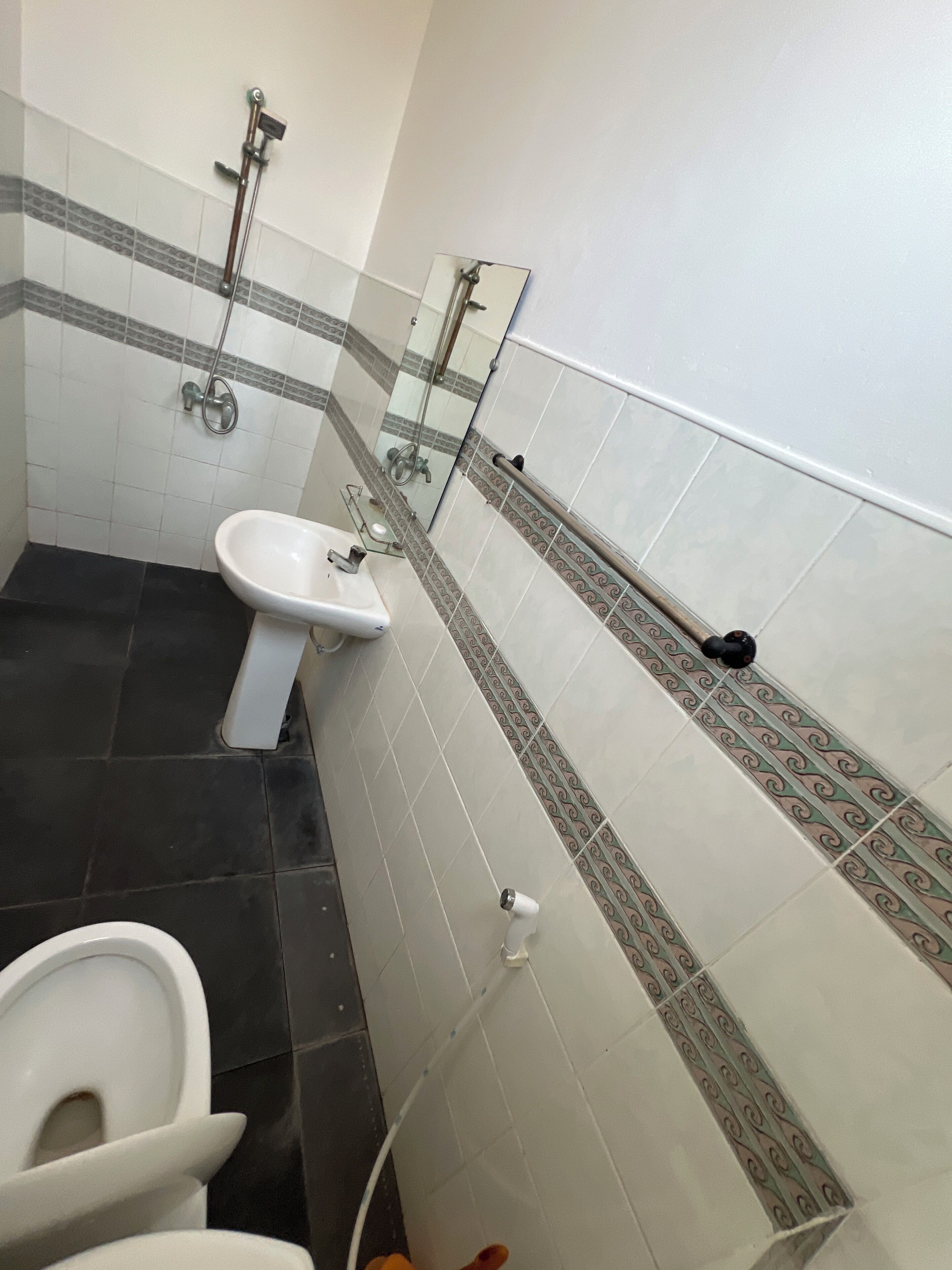 A bathroom with a toilet, bidet, and sink.
