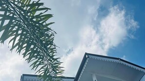 A two-story building with a balcony and columns. - Ramlyn Guesthouse Negombo (Negombo)