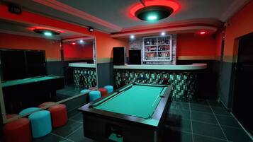 Chambre, 1 chambre, balcon, vue jardin | Salle de jeux
