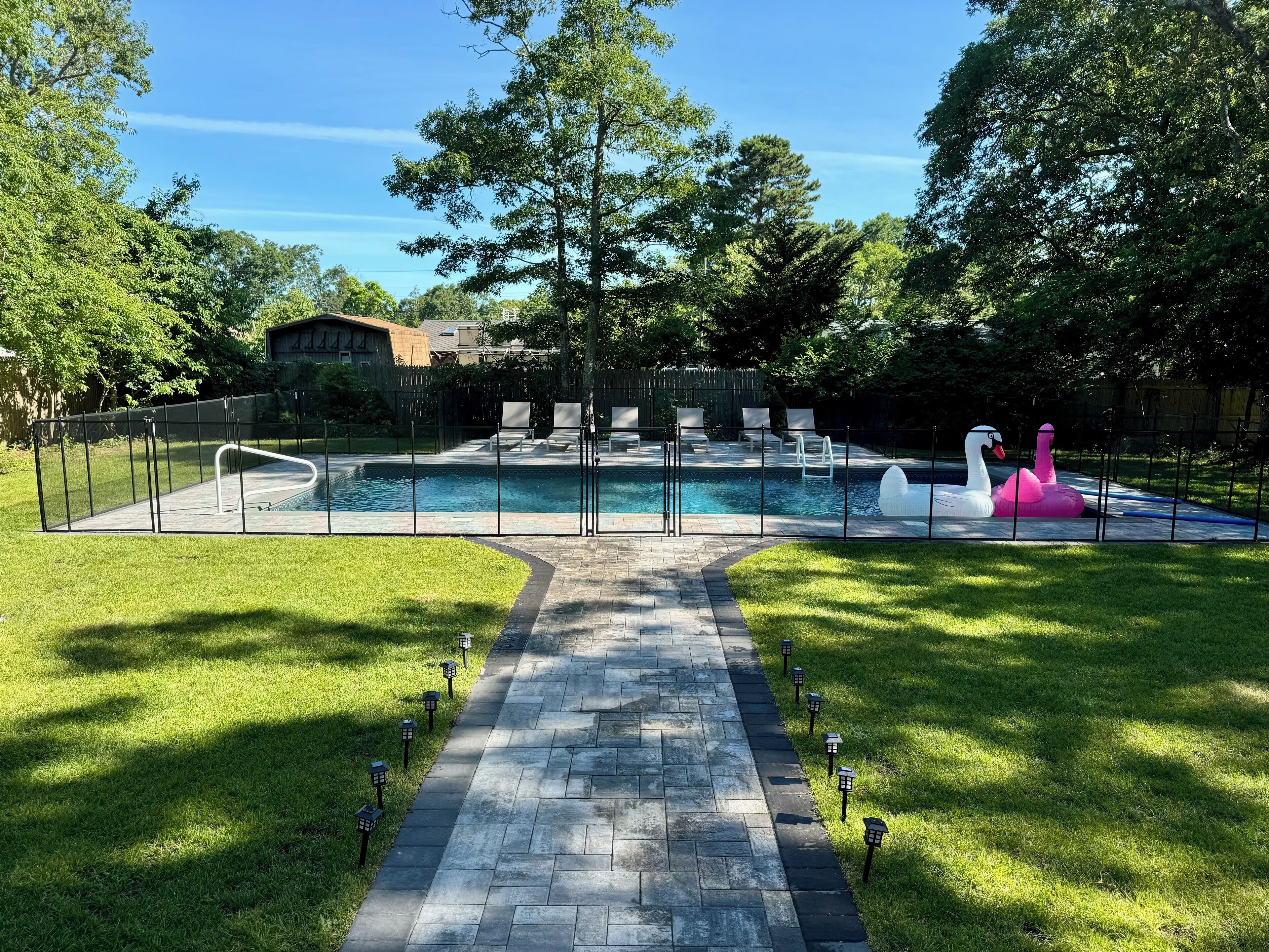 Chic 4-bedroom pool house in marvelous Hampton Bays with AC, WiFi