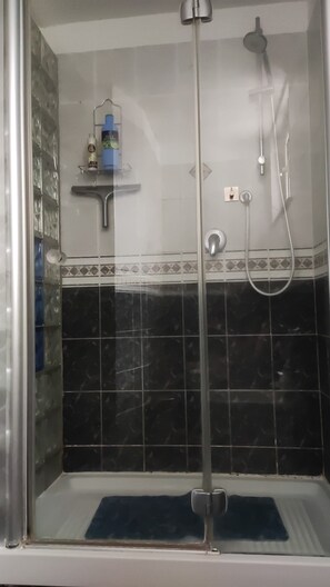 Chuveiro, secador de cabelo, bidê, toalhas de banho