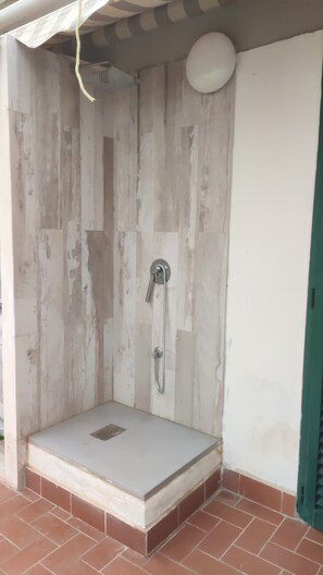 Een douche, een haardroger, een bidet, handdoeken