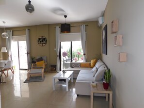 Smart TV - Paramount Gardens Resorts C202 (Larnaca)