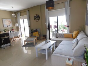 Smart TV - Paramount Gardens Resorts C202 (Larnaca)