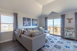 Smart TV, video games - Just 350ft walk to beach access - pet-friendly, semi-oceanfront, pool & hot tub! (Nags Head)