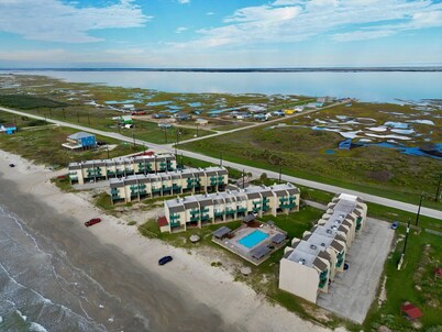 Beachfront/One Bedroom Condo/Private Balcony/Pet Friendly/SeaSide Pool