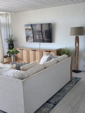 Een smart-tv, boeken, een filmbibliotheek en een stereo