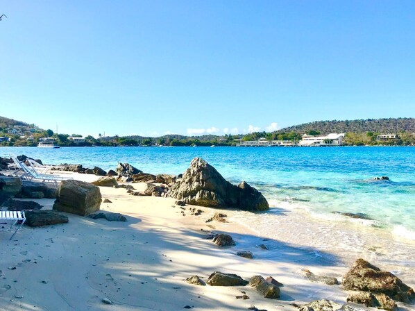 Rannalla, aurinkotuoleja, rantapyyhkeitä