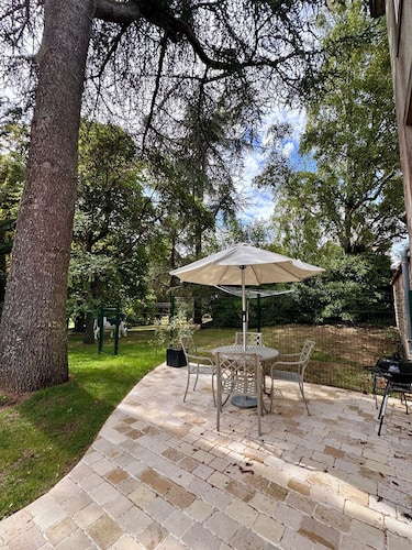 Quaint Gatehouse in Niort - Close To Town Center