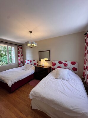 2 室のベッドルーム、デスク、アイロン / アイロン台、旅行用ベビーベッド